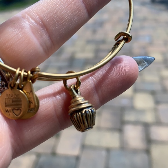 Cupcake bracelet - Picture 2 of 2